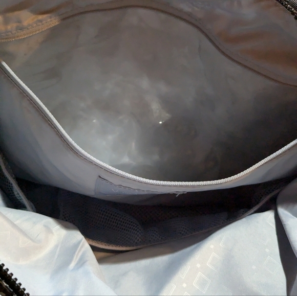 VERA BRADLEY ReActive Lighten Up Fabric Tote Overnight Gym Bag Plaza Medallion - Picture 6 of 10